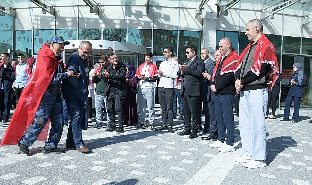 Belediye binası önünde düzenlenen uğurlama törenine katılan Kahramankazan Belediye Başkanı
