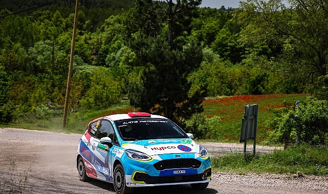 Osmangazi Belediyesi’ni ralli pistlerinde temsil eden bedensel engelli kadın ralli