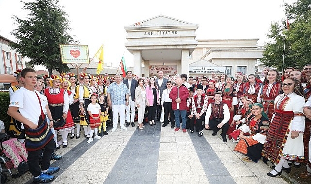 Menderes Belediyesi tarafından düzenlenen Mandalina Çiçeği Festivali renkli görüntülere sahne