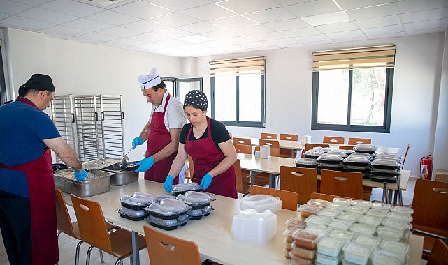 Güzelbahçe Belediyesi, vatandaşların acılarına ortak olmak adına taziyelere yemek ulaştırma