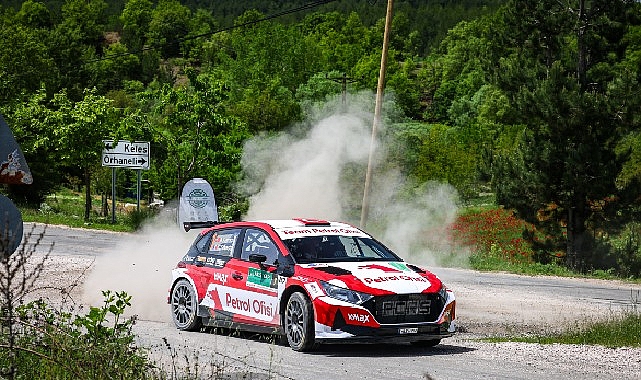 Türkiye’nin milli sporcusu Kerem Kazaz ve Fransız co-pilotu Corentin Silvestre,