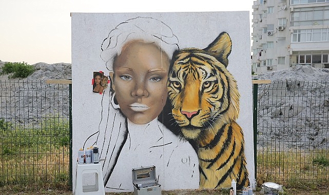 Küçükçekmece Belediyesi’nin Yaşar Kemal Sanatevi bahçesinde düzenlediği Graffiti Festivali renkli