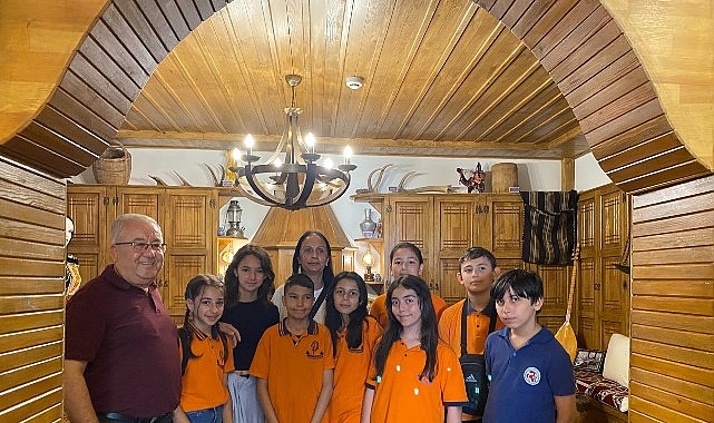 Arslanbucak Ortaokulu Resim Kulübü öğrencileri, Görsel Sanatlar Öğretmeni Gülyaşar Bozoğlu