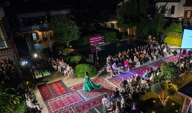 Antalya Fashion Week, birbirinden renkli defilelerle devam ediyor.