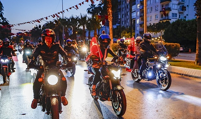 Mersin Yenişehir Belediyesi, ulusal bayramlarda gelenek haline getirdiği araçlı şehir