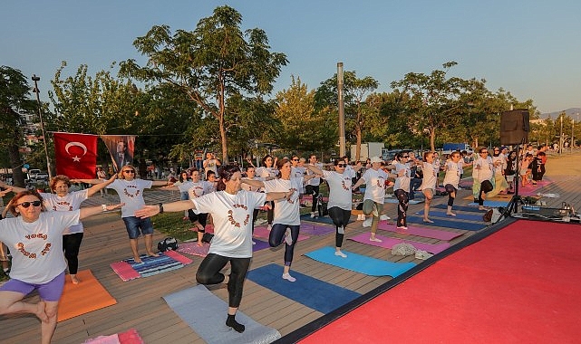 Bayraklı Belediyesi Yoga kursiyerleri, Bayraklı sahilinde buluştu.