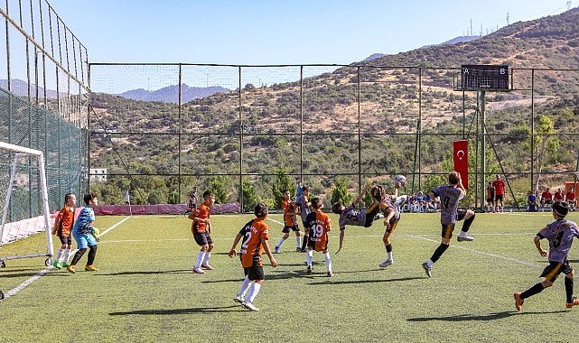 Bayraklı Belediyesi, her yıl büyük ilgi gören spor organizasyonlarından U-12