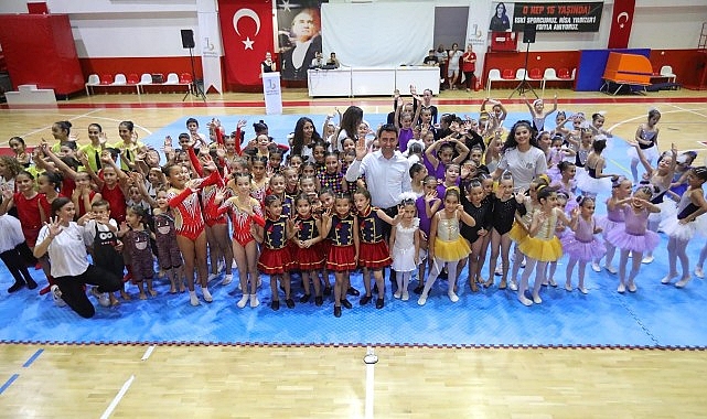Bayraklı Belediyesinin düzenlediği jimnastik, bale ve modern dans kurslarına katılan