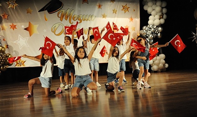 Karşıyaka Belediyesi bünyesindeki anaokullarında 2024-2025 yılı birbirinden renkli gösterilerle tamamlandı.