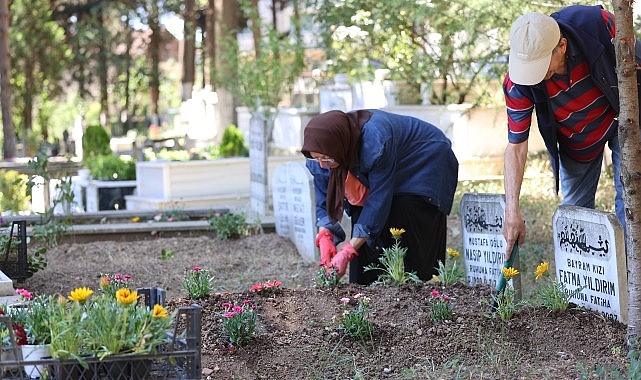Büyükşehir Belediyesi, arife günü il genelindeki mezarlıklara akın eden vatandaşlara