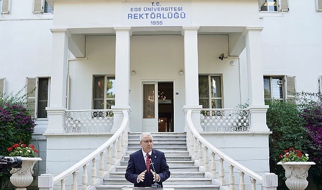 Ege Üniversitesinde Kurban Bayramı dolayısıyla bayramlaşma töreni düzenlendi.