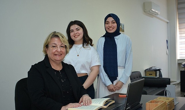 Ege Üniversitesi İletişim Fakültesi Halkla İlişkiler ve Tanıtım Bölümü öğrencileri