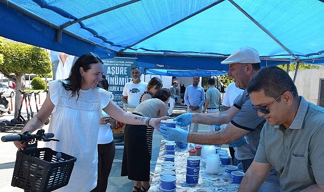 Antalya Büyükşehir Belediyesi, Muharrem ayı vesilesiyle gelenekselleşen aşure ikramlarına başladı.