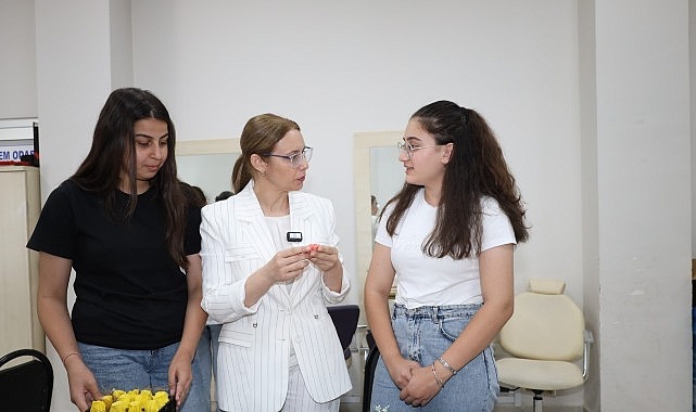 Kocaeli Büyükşehir Belediyesi Başkan Vekili Berna Abiş, KO-MEK’in yaz kurslarını