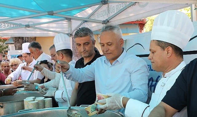 Edremit Belediyesi tarafından Muharrem ayı dolayısıyla geleneksel hale getirilen aşure
