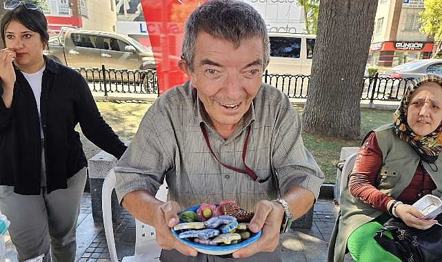 Gölcük Belediyesi Engelsiz Yaşam Merkezi’ndeki kurslarda eğitim gören özel bireyler,
