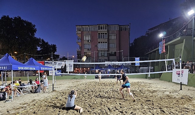 Gölcük Belediyesi’nin yaz spor etkinlikleri kapsamında düzenlediği Plaj Voleybolu Turnuvası,