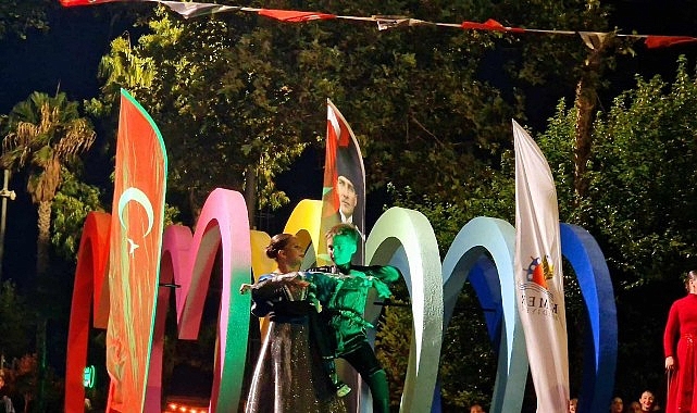 Kemer Belediyesi ev sahipliğinde, Gürcistan'dan gelen ünlü dans grubu Mermisi,