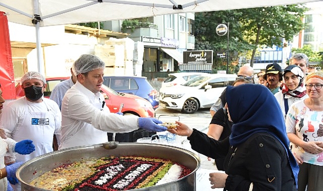 Kadıköy Belediyesi, Muharrem ayı dolayısıyla ilçenin farklı noktalarında aşure ikram