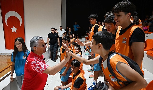 Kemer Belediye Başkanı Necati Topaloğlu öncülüğünde ücretsiz voleybol ve basketbol