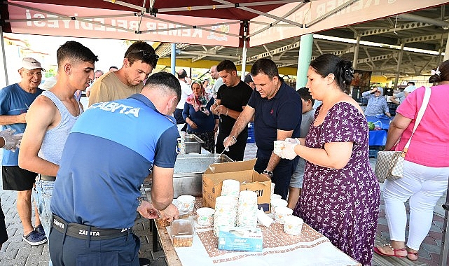 Kemer Belediyesi'nin Muharrem ayı dolayısıyla düzenlediği aşure ikramları Çamyuva Mahallesi'nde