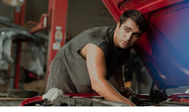 Yönetmen koltuğunda Çağrı Vila Lostuvalı’nın oturduğu, senaryosunu Deniz Madanoğlu ve Murat Uyurkulak’ın kaleme aldığı Metruk Adam,