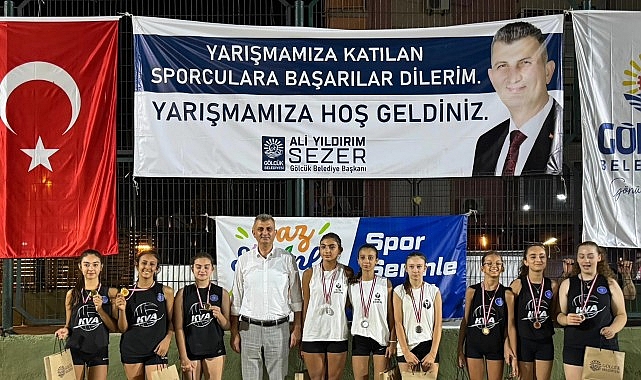 Gölcük Belediyesi’nin yaz spor etkinlikleri kapsamında düzenlediği Plaj Voleybolu Turnuvası,