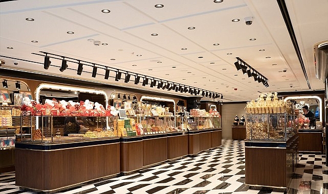 Geleneksel tatları dünden bugüne ustalıkla taşıyan Şekerci Cafer Erol kendine