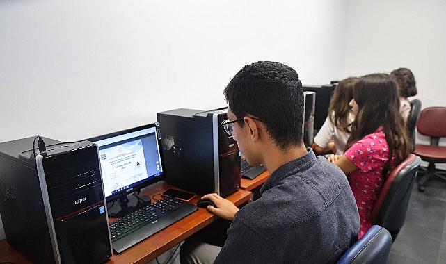 Antalya Büyükşehir Belediyesi’ne bağlı ATABEM’in Alanya kurs merkezinde LGS’ye hazırlanan