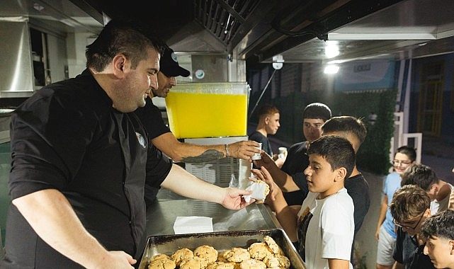 Yaz tatilinin keyfini çıkaran çocuklara, Balçova Belediye Başkanı Onur Yiğit’ten