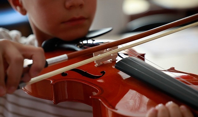 Aydın Büyükşehir Belediyesi’nin yaz kursları kapsamında düzenlediği keman eğitimleri, müziğe