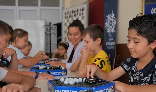 Aydın Büyükşehir Belediyesi’nin yaz kursları kapsamında düzenlediği akıl oyunları eğitimleri,