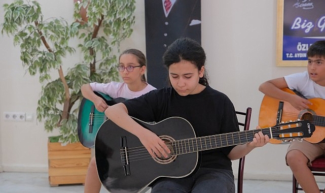 Aydın Büyükşehir Belediyesi’nin yaz kursları kapsamında düzenlediği gitar eğitimleri, müziğe