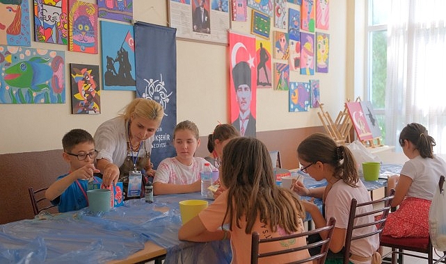 Aydın Büyükşehir Belediyesi’nin yaz kursları kapsamında düzenlediği sanatsal tasarım eğitimleri,