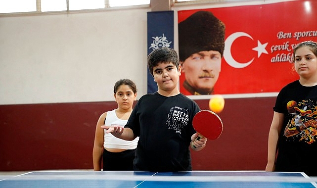 Aydın Büyükşehir Belediyesi’nin yaz kursları kapsamında düzenlenen masa tenisi eğitimleri,