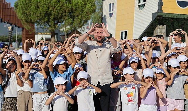 Buca Belediye Başkanı Görkem Duman, ilçenin dezavantajlı mahallelerinde yaşayan çocuklara