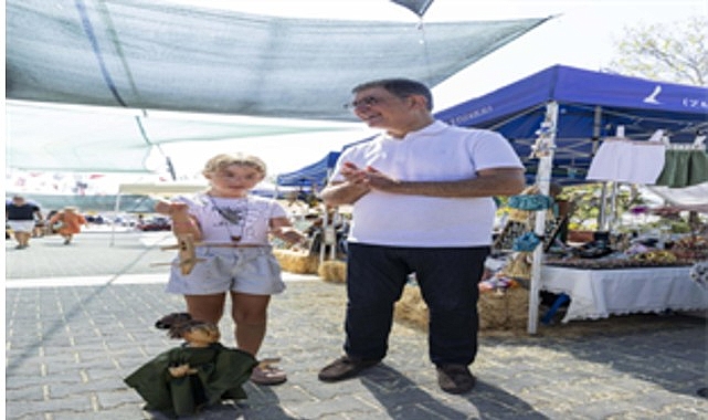 Urla'da düzenlenen Barbaros Oyuk (Korkuluk) Festivali, renkli görüntülere ve coşkulu