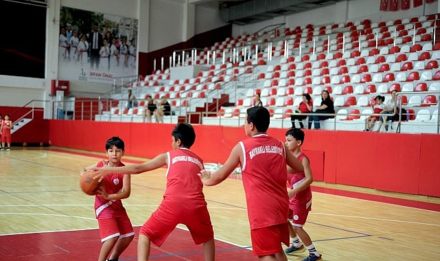 Bayraklı'da yaşayan çocuklar, Bayraklı Belediyesinin düzenlediği yaz spor okullarıyla dopdolu