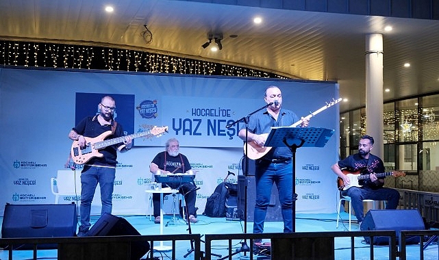 Kocaeli Büyükşehir Belediyesi’nin İzmit Milli İrade Meydanı’nda düzenlediği açık hava