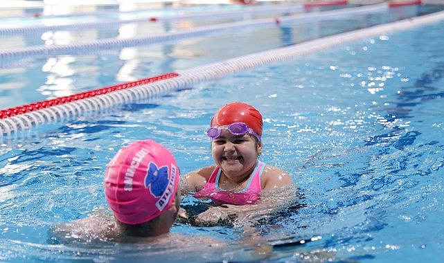 Buca’nın en donanımlı spor kompleksi Sporium,  yüzme kurslarıyla kapılarını ilçenin
