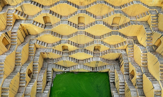 Borusan Contemporary, kültür-sanat sezonunu, endüstriyel manzaraları çarpıcı geniş formatlarda yorumlayan,