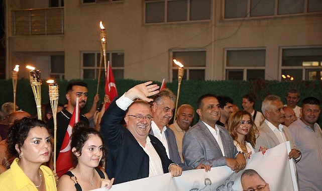 Edremit Belediyesi tarafından düzenlenen 30 Ağustos Zafer Bayramı kutlamaları, büyük