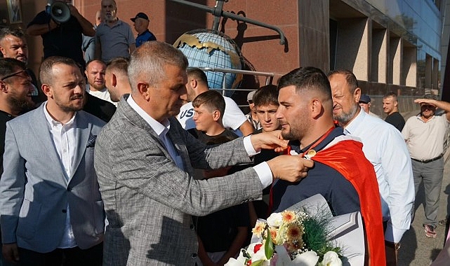 Gölcük Belediyespor pehlivanı Abdülrefik Öner, başpehlivanlığa yükselmesini davul zurnalar ve