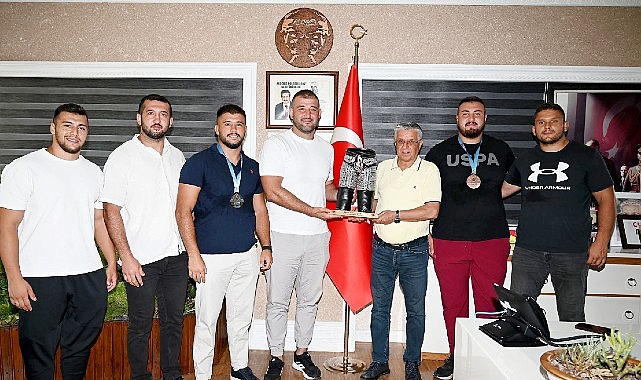Kemer Belediyesi yağlı güreşçileri Başpehlivan İsmail Erkal, başaltı boyunda güreşen