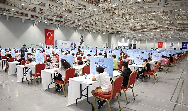 İBB’nin öğrencilere üretim temelli eğitimler verdiği Teknoloji Atölyeleri 2025-2026 döneminin öğrencilerini kabul