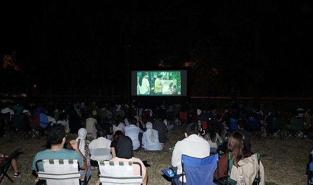 İnegöl Belediyesi yaz etkinlikleri kapsamında açık hava sinema gösterimi düzenlendi.