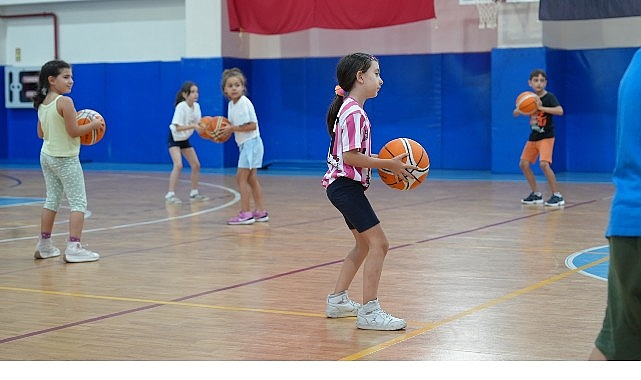 Maltepe Belediyesi, ücretsiz Yaz Spor Okulu ile farklı yaş gruplarından