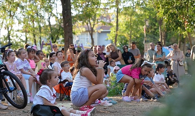 Maltepe Belediyesi’nin “Çat Kapı Tiyatro” sloganıyla başlattığı çocuk tiyatroları hız