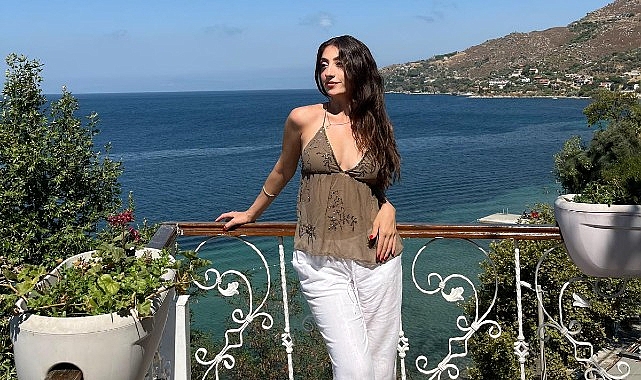 Müziğe olan tutkusu çocukluk yıllarında başlayan ve Süheyla Yengi ile