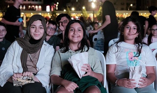 Büyükşehir Belediyesi’nin düzenlediği “Açık havada sinema keyfi” vatandaşların yoğun ilgisiyle